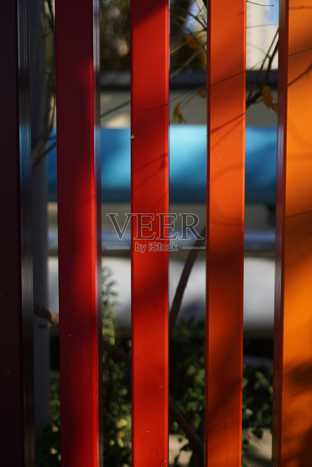 色彩鲜艳的垂直条纹构成了有趣的视觉图案照片摄影图片