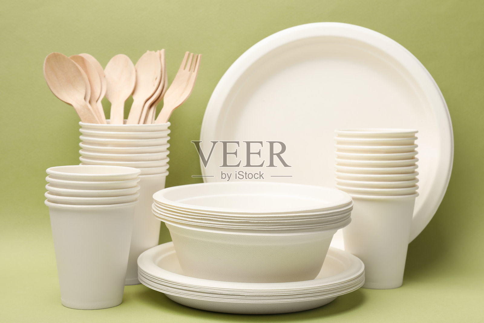 绿色背景上的一次性餐具套装照片摄影图片