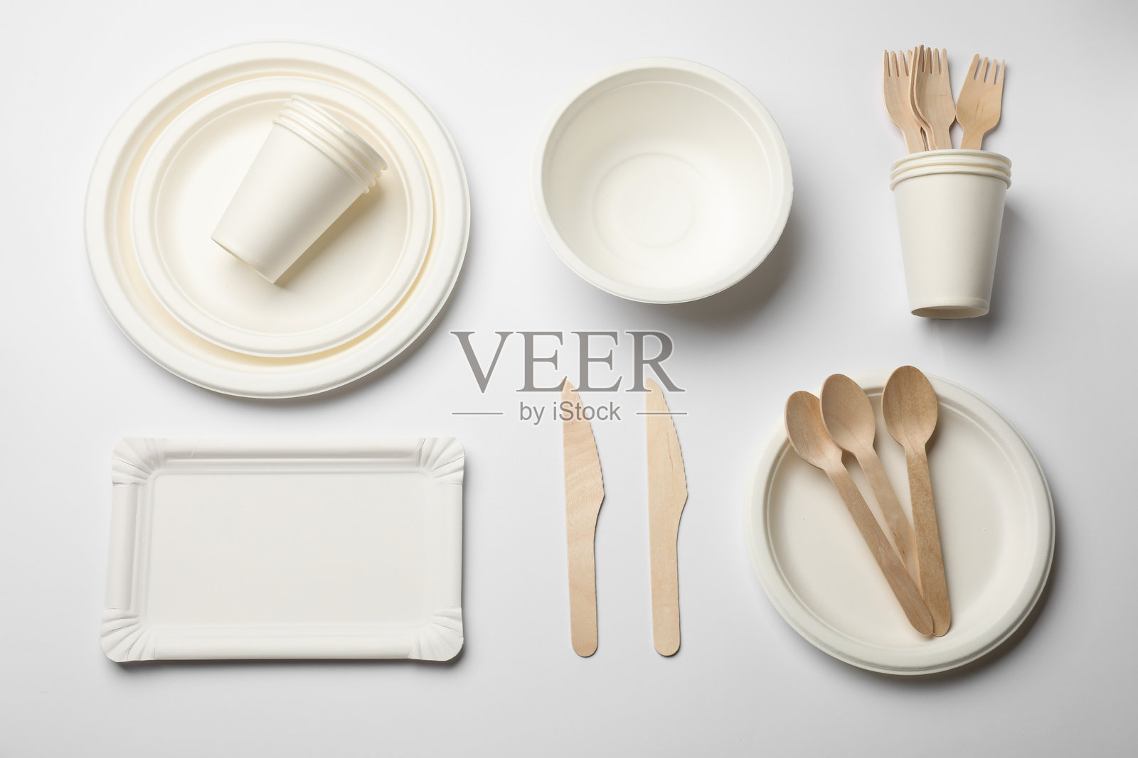 一次性餐具套装，白色背景，俯视角度照片摄影图片
