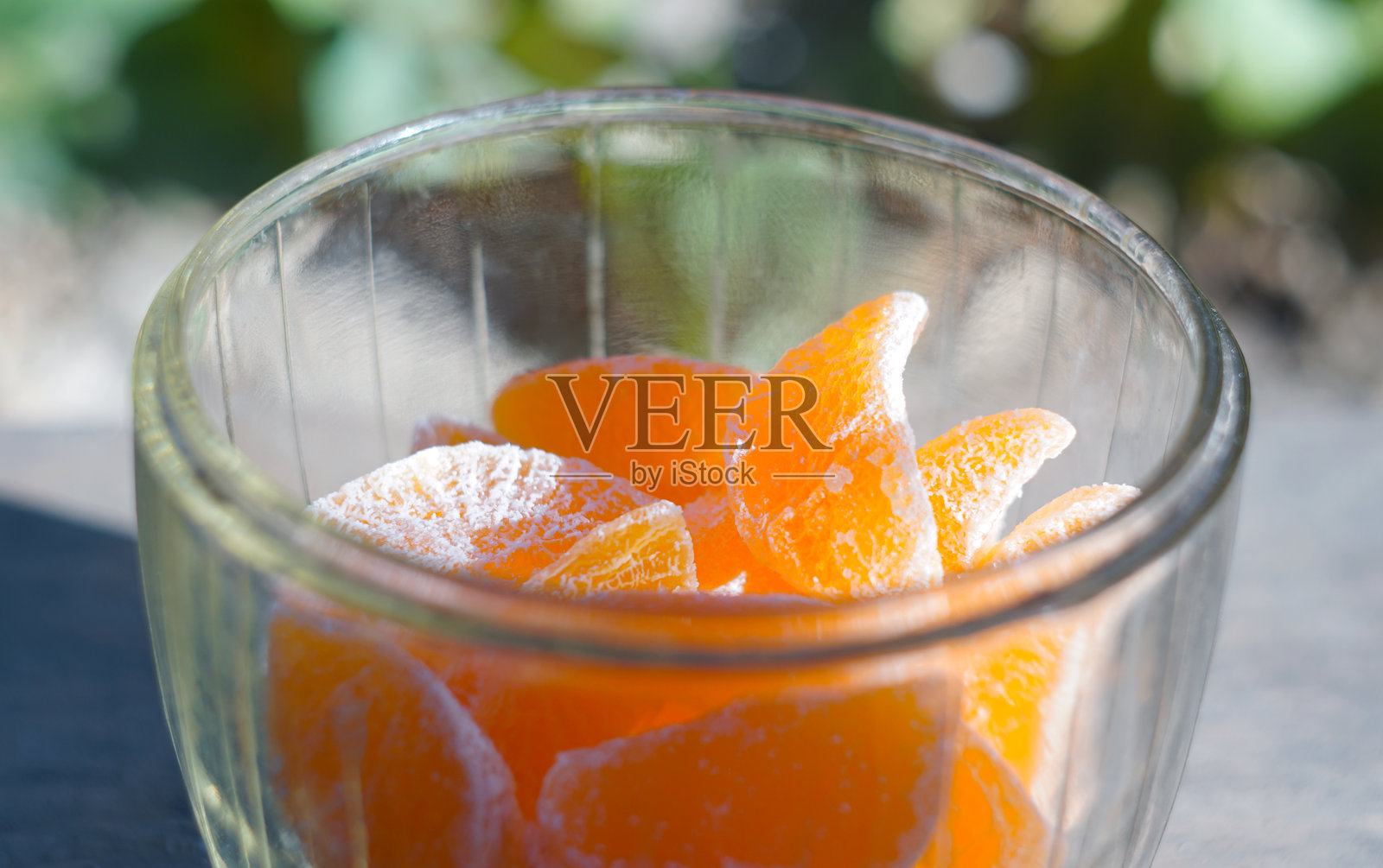 水晶碗中的干橘子仁照片摄影图片