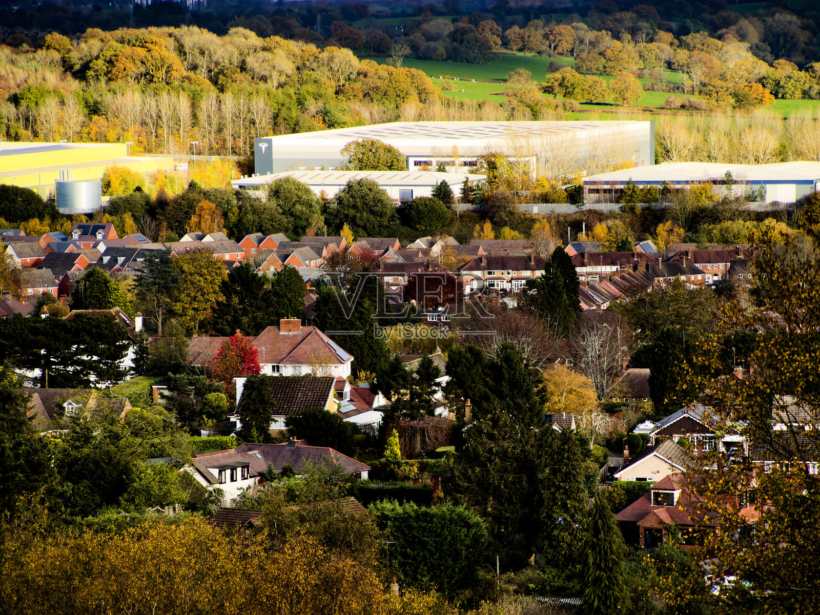 从利基山丘乡村公园望去，可以看到伯明翰郊区的工厂、绿地、住宅和高层建筑。照片摄影图片