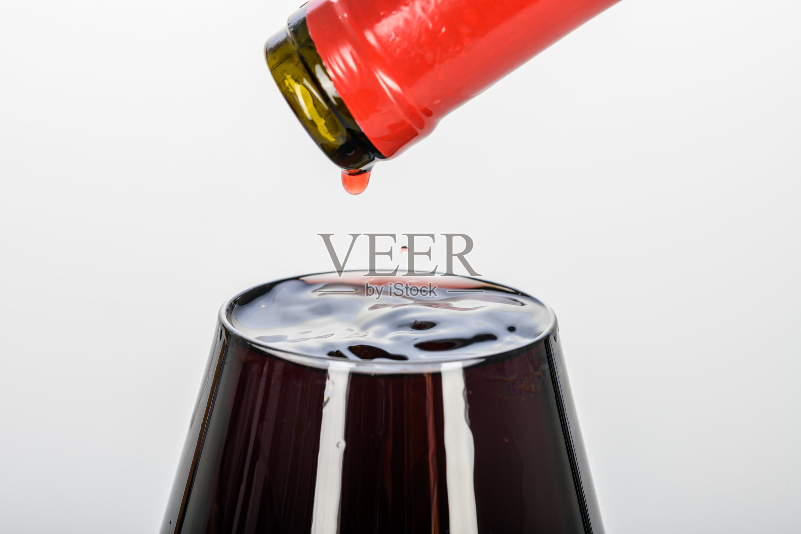 将酒斟满至杯沿照片摄影图片