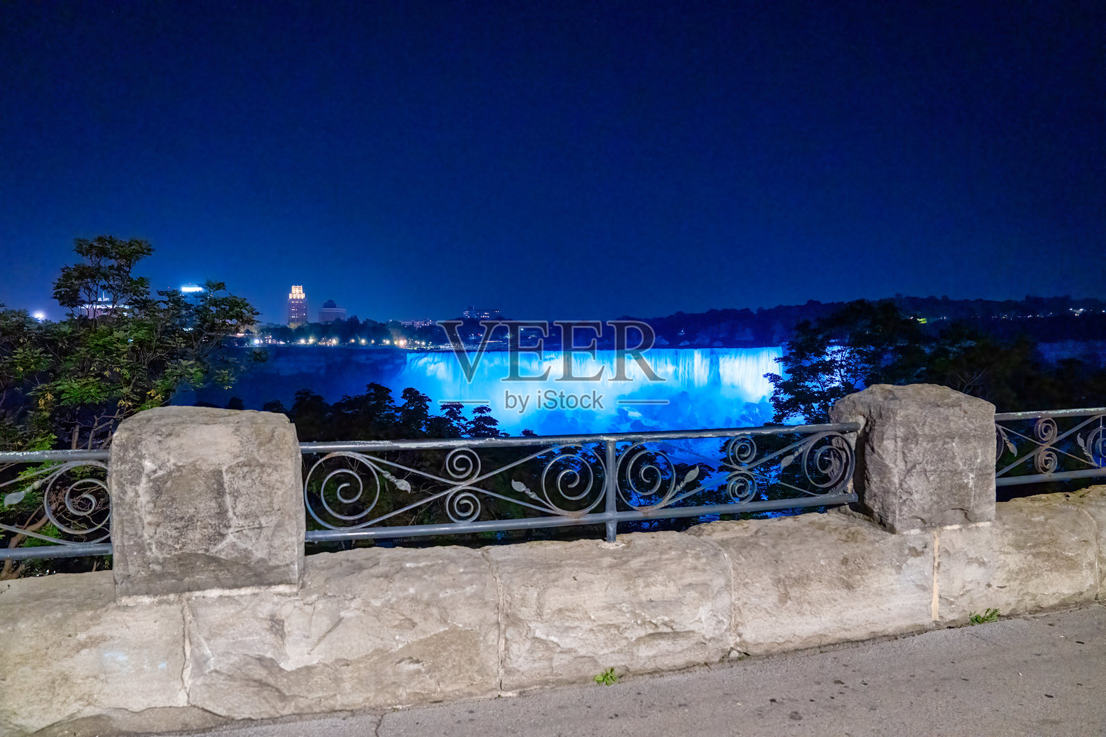 夜晚的尼亚加拉瀑布安大略省，灯火辉煌，色彩鲜艳，水汽弥漫，景象壮观照片摄影图片