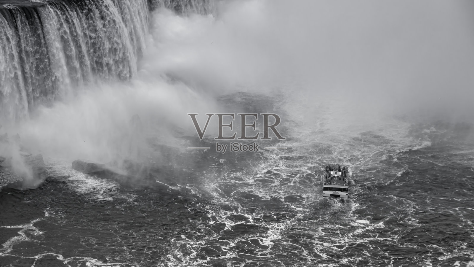 红外航空风景，以明亮超现实的色调展示尼亚加拉大瀑布的自然风光及其周边环境照片摄影图片