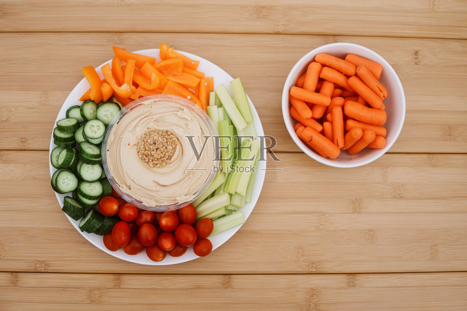 健康的自制蔬菜拼盘开胃菜配鹰嘴豆泥照片摄影图片