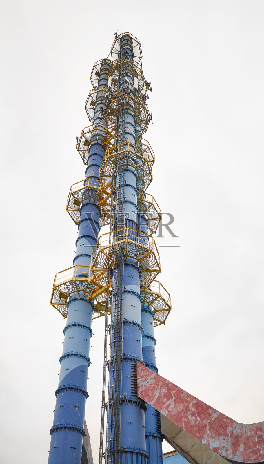 燃煤发电厂的烟囱。照片摄影图片