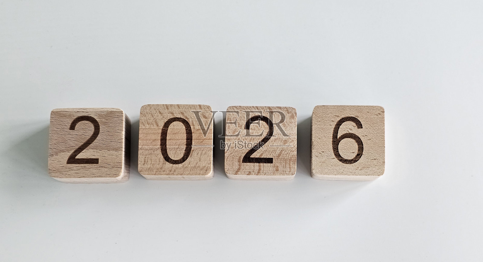 木块整齐地排列在浅色背景上，展示着2026年的概念照片摄影图片