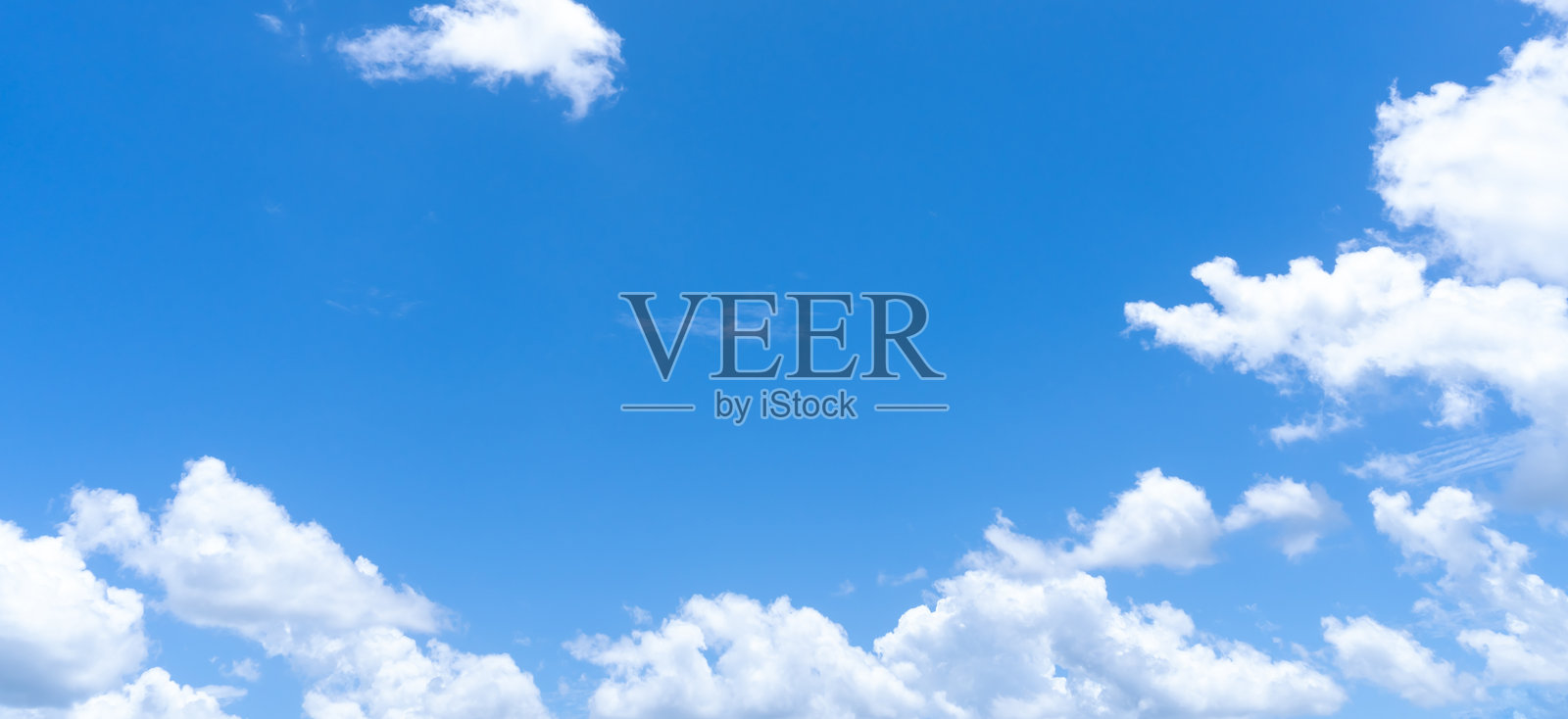 仰视拍摄，全画幅的午后晴天，蓝天中漂浮着形状奇特的蓬松白云，可用作装饰艺术品的天然背景纹理。照片摄影图片