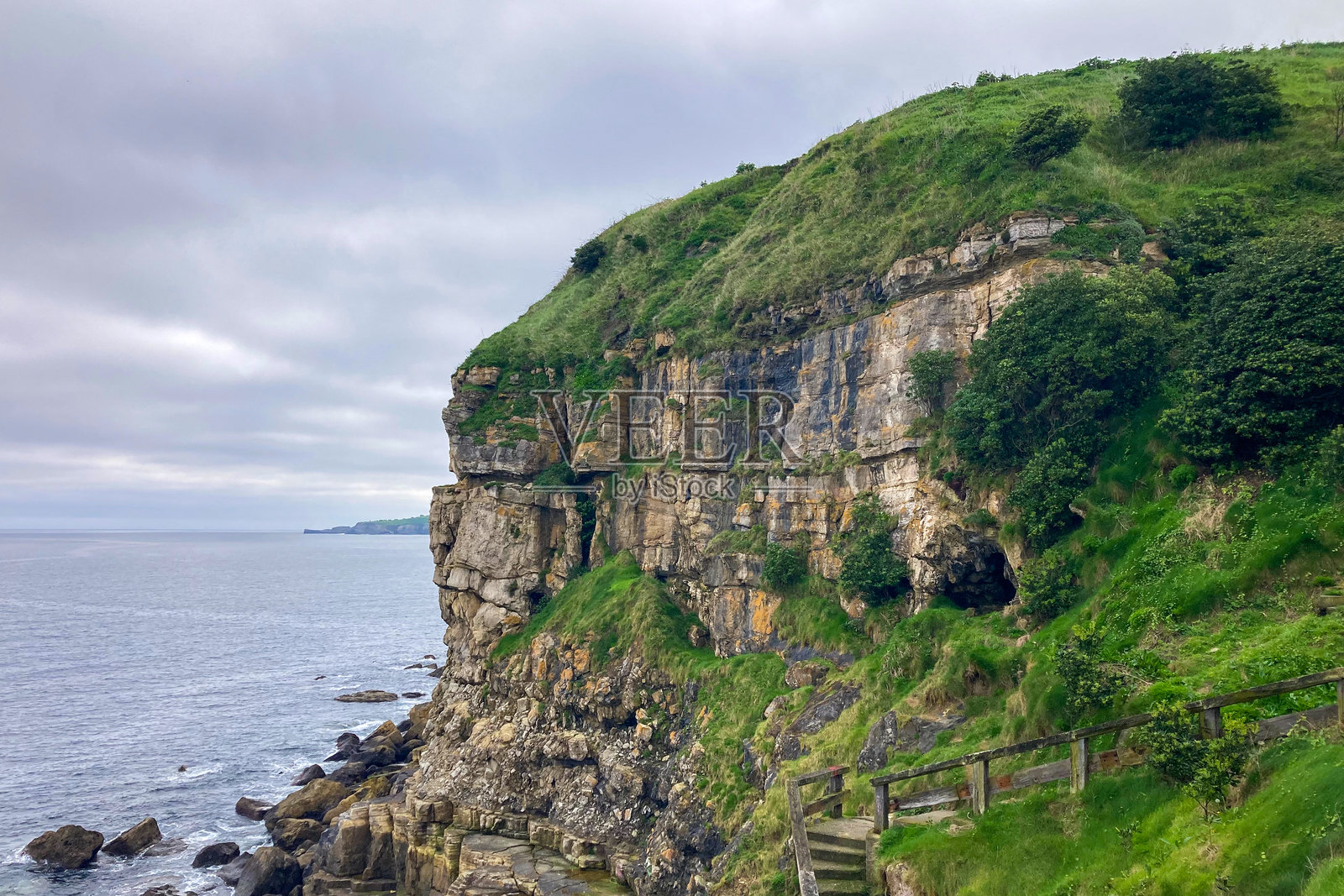 希洪是一座充满活力的海滨城市，以其海滩、文化和海洋遗产而闻名。照片摄影图片