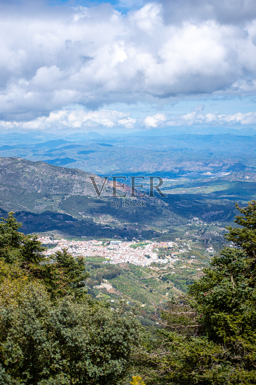 从萨乌西略山道观景点拍摄的云开拉及周边松树林的广角全景照片摄影图片