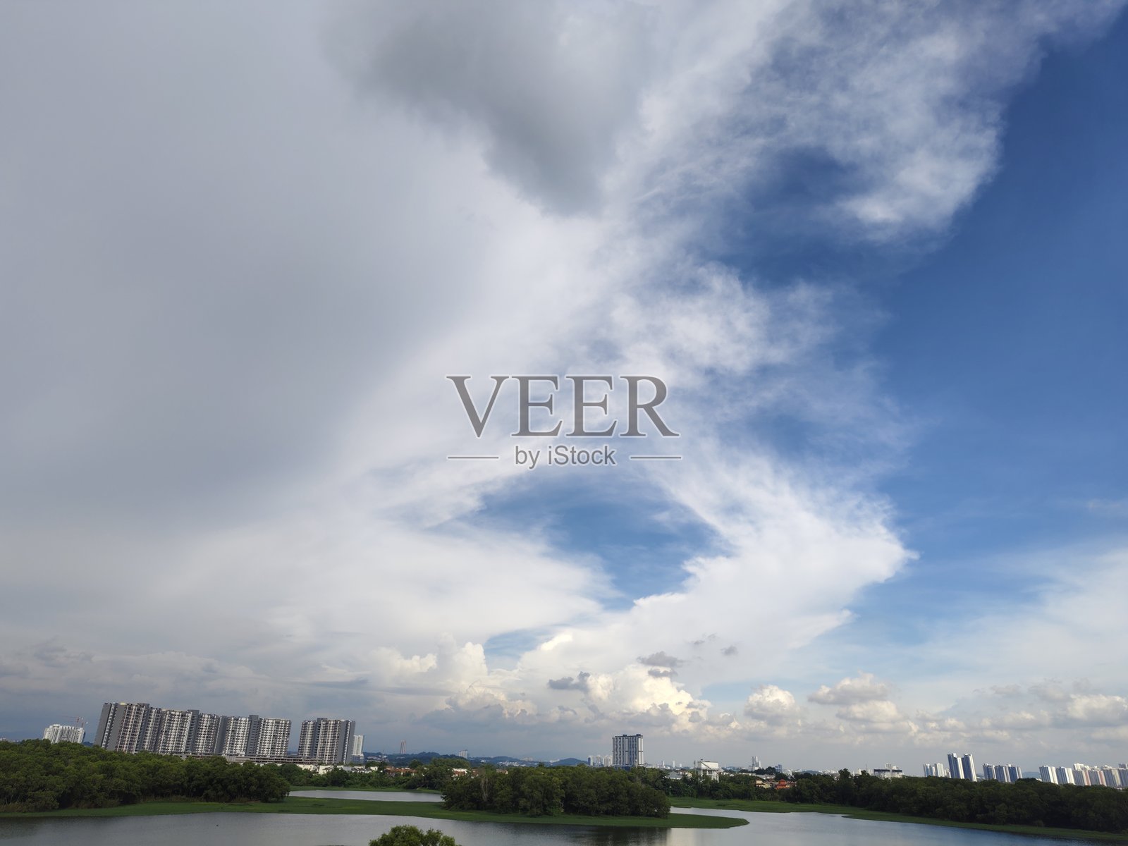 宁静的森林与湖泊，远眺城市全景照片摄影图片