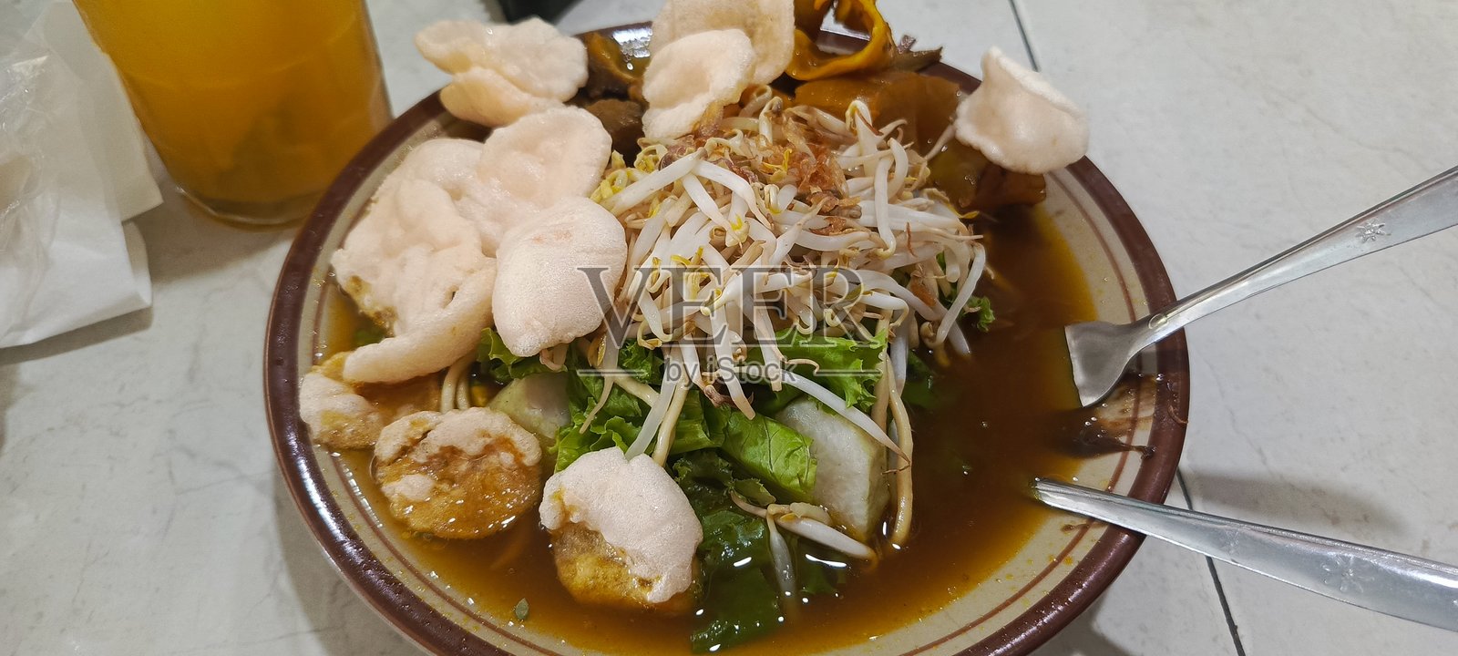 一碗丰盛的印尼塔虎金巴照片摄影图片