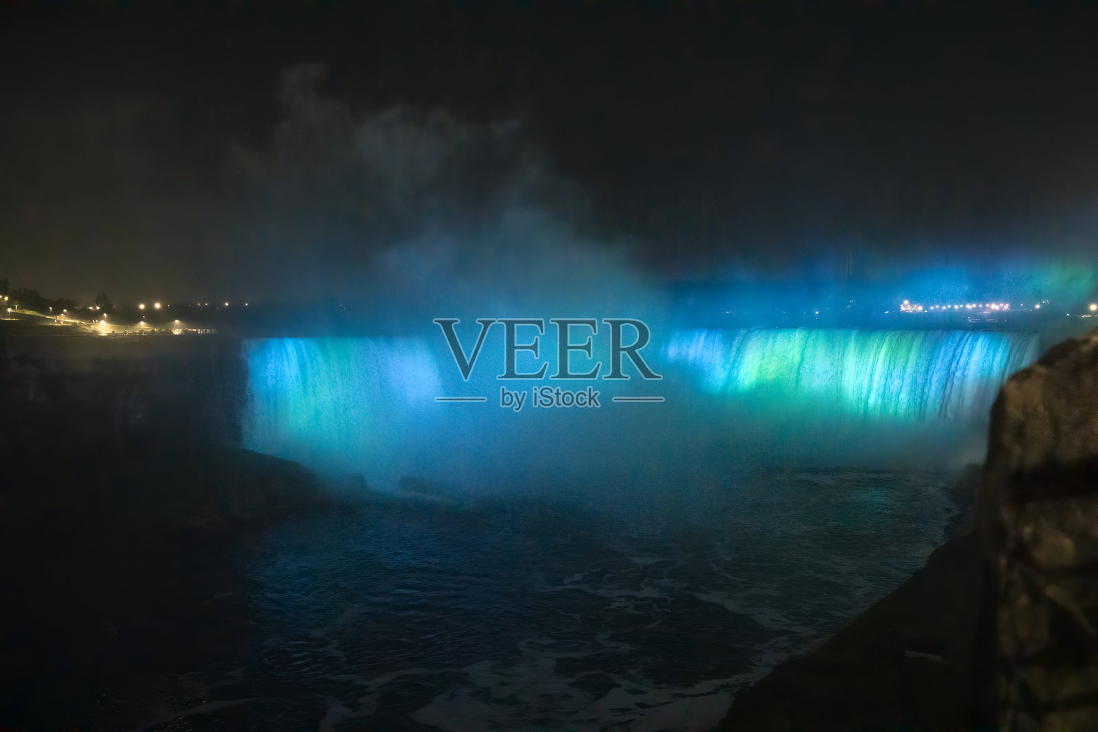 夜色中的尼亚加拉瀑布，安大略省，灯光璀璨，水雾弥漫，景象壮观照片摄影图片
