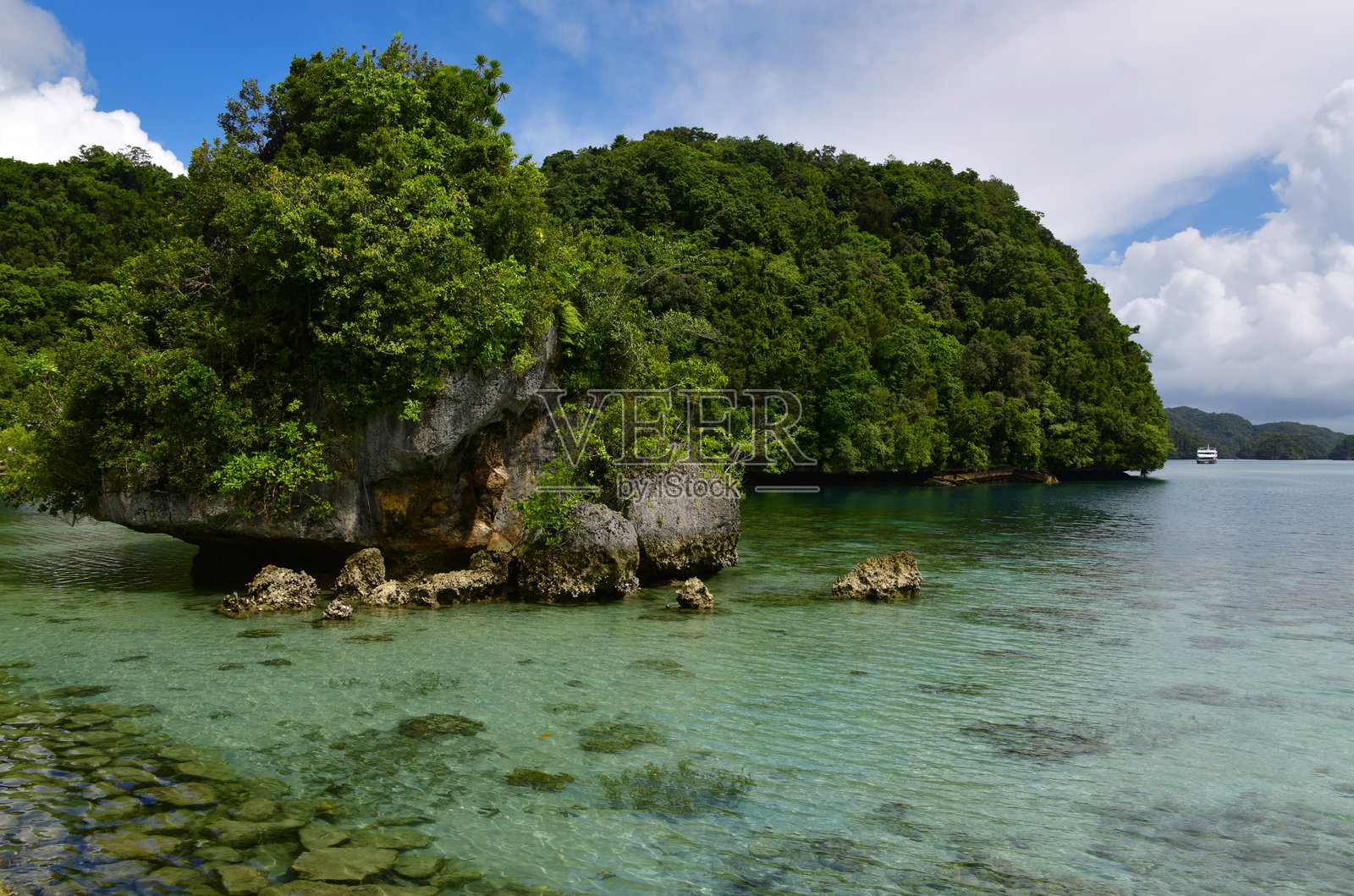 蘑菇状石灰岩岛屿与清澈碧绿的海水，马卡洛克岛，科罗尔州，帕劳照片摄影图片