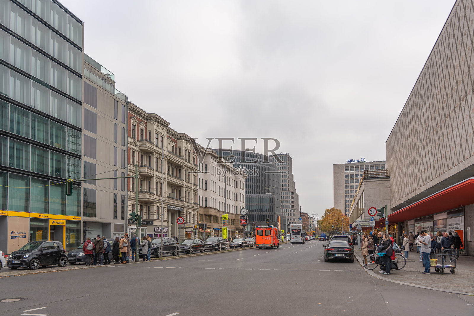 阴天下的柏林街道,新旧建筑外观交织。照片摄影图片