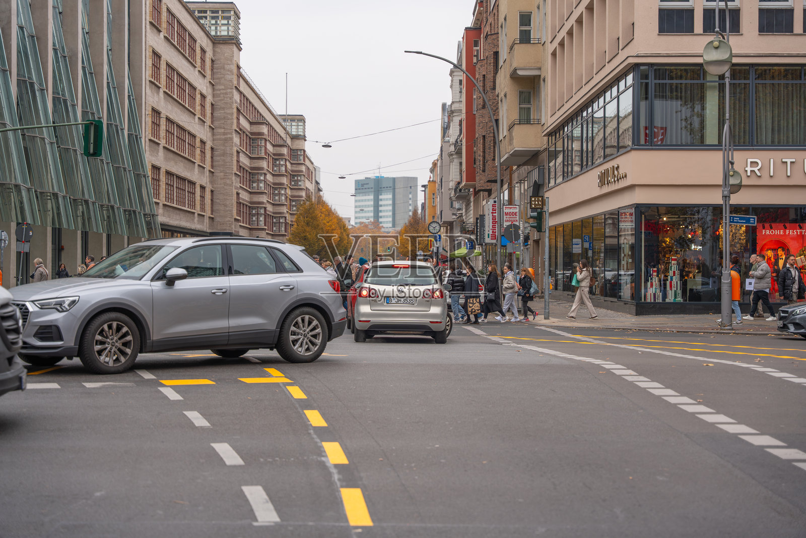 Rituals商店旁的十字路口堵车，汽车正在转弯。照片摄影图片