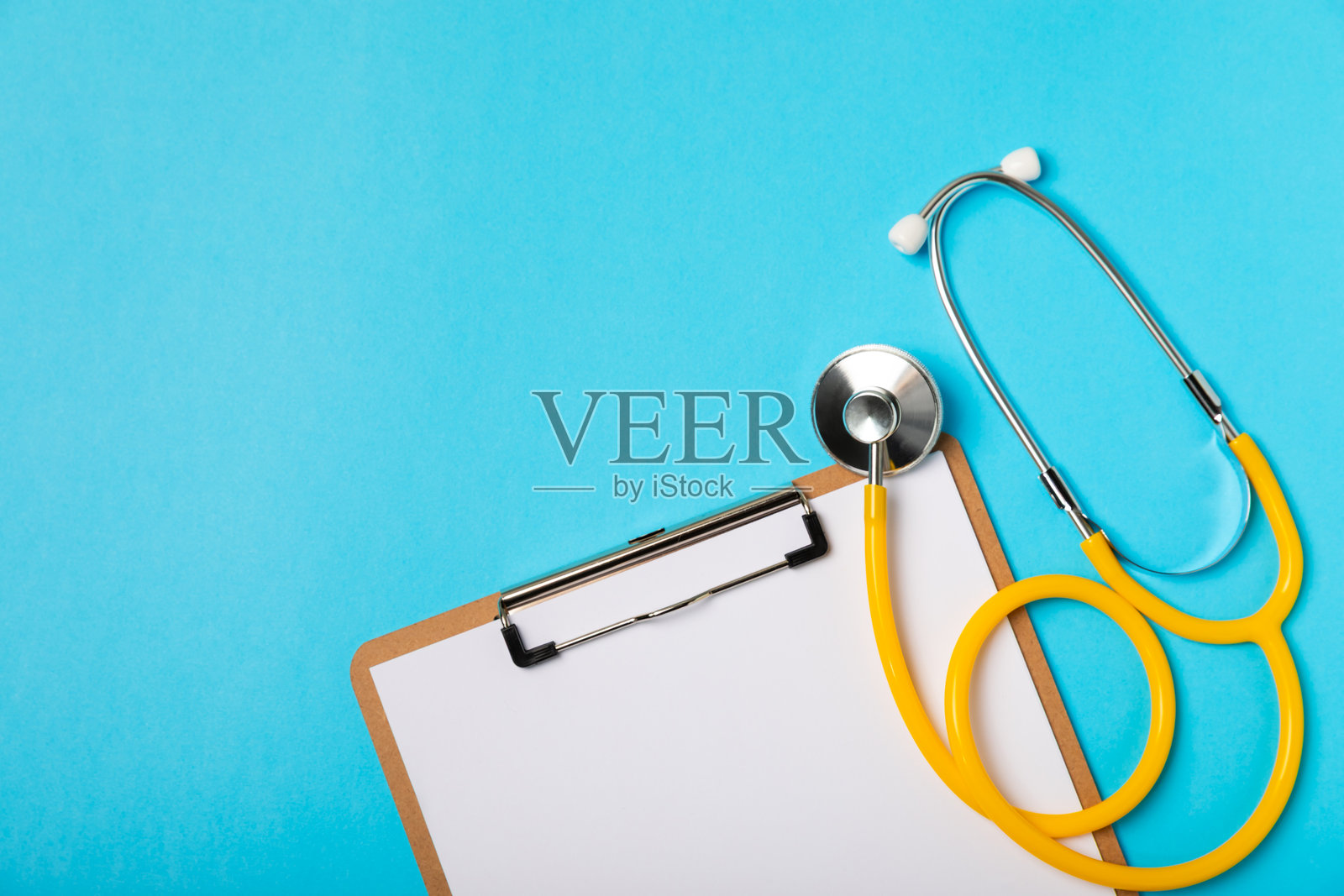 听诊器放在桌子上。医疗器械。医疗概念。医疗保健。健康日。医生设备。心脏病学。心脏病。肺部诊断。呼吸道炎症诊断。可供文本编辑的空间照片摄影图片