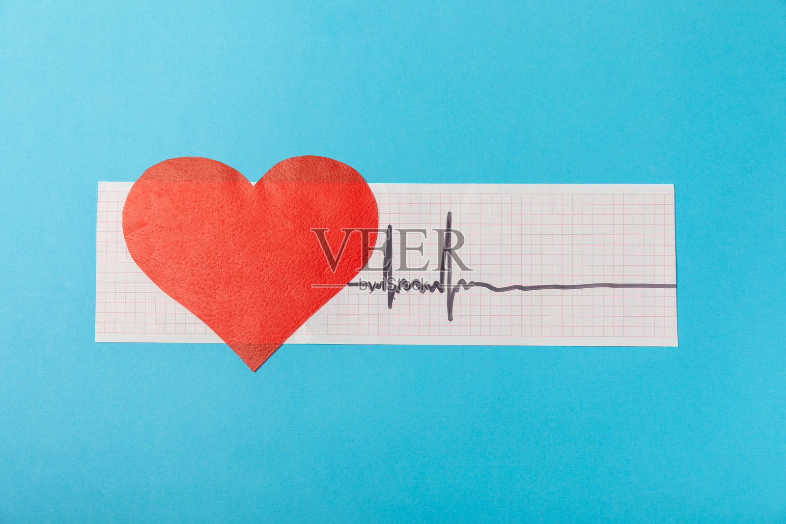 彩色背景上的医疗听诊器、红色心脏和心电图。心电图、心跳波、心脏病发作、心电图报告。心电图脉搏痕迹和心脏概念。医疗保健。留有文本空间照片摄影图片