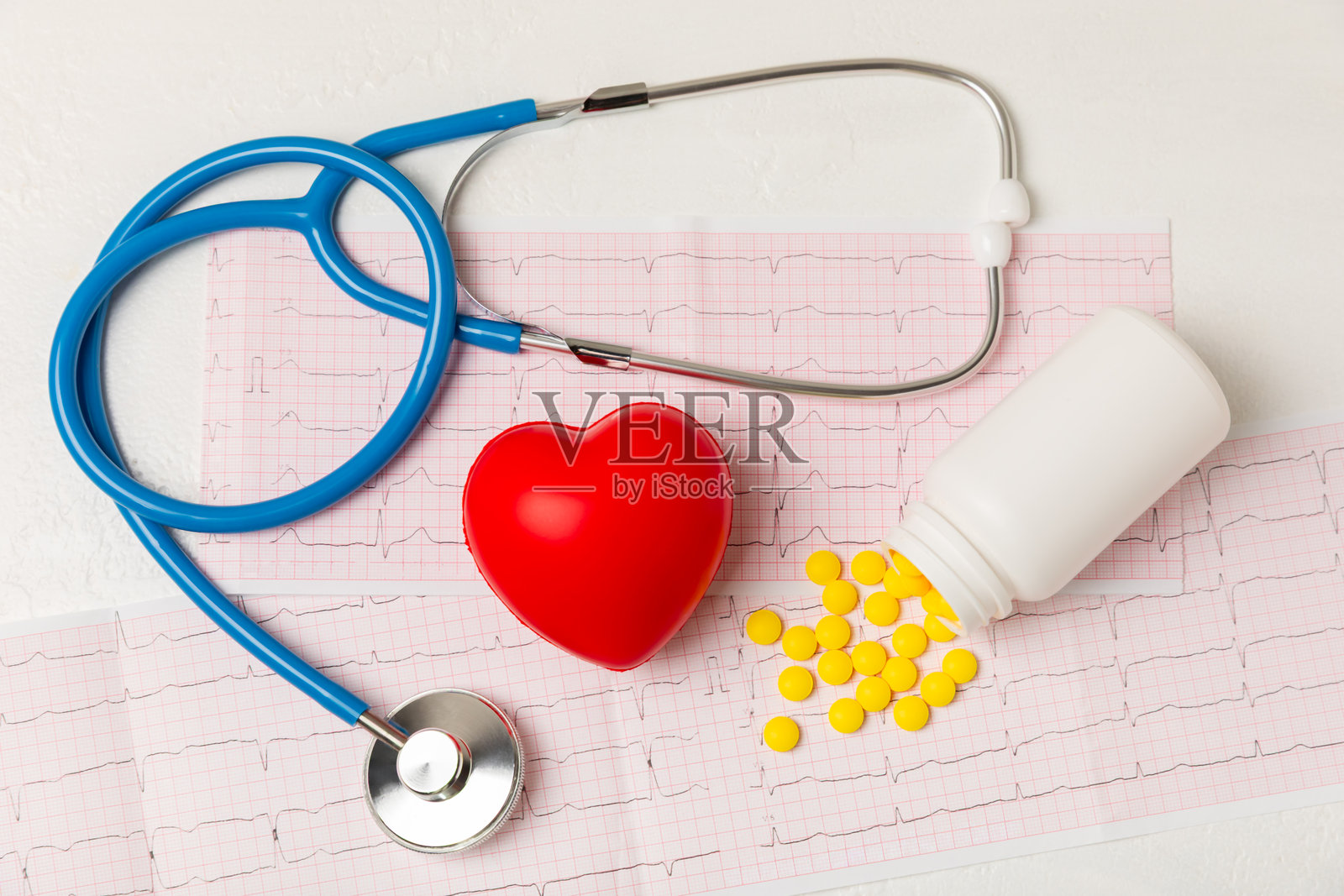 医疗听诊器、红色心脏和心电图在彩色背景上。心电图、心跳波形、心脏病发作、心电图报告。心电图脉搏痕迹与心脏概念。医疗保健。留白用于文字照片摄影图片
