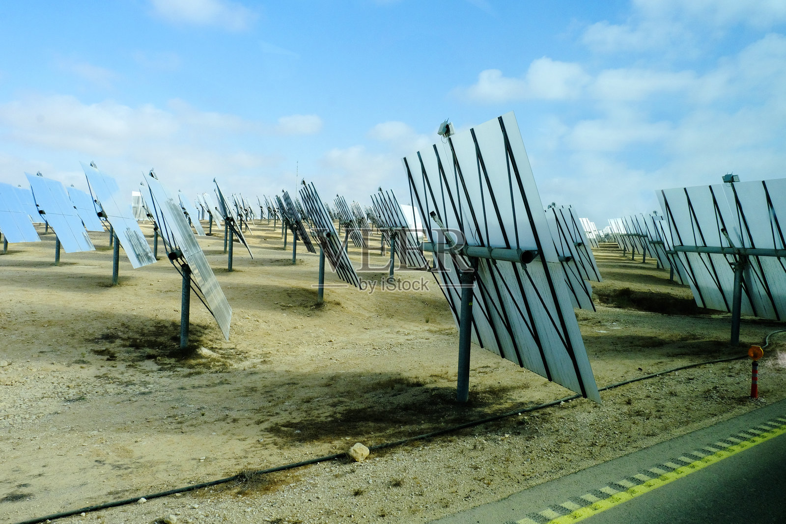沙漠中的太阳能反射器阵列照片摄影图片