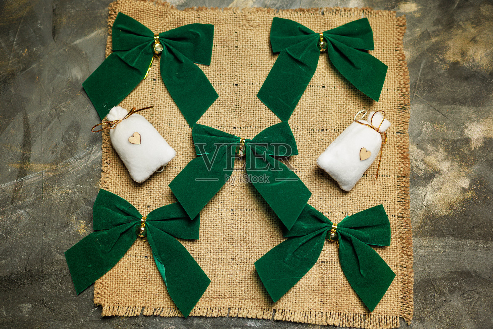 圣诞彩带和礼物袋照片摄影图片