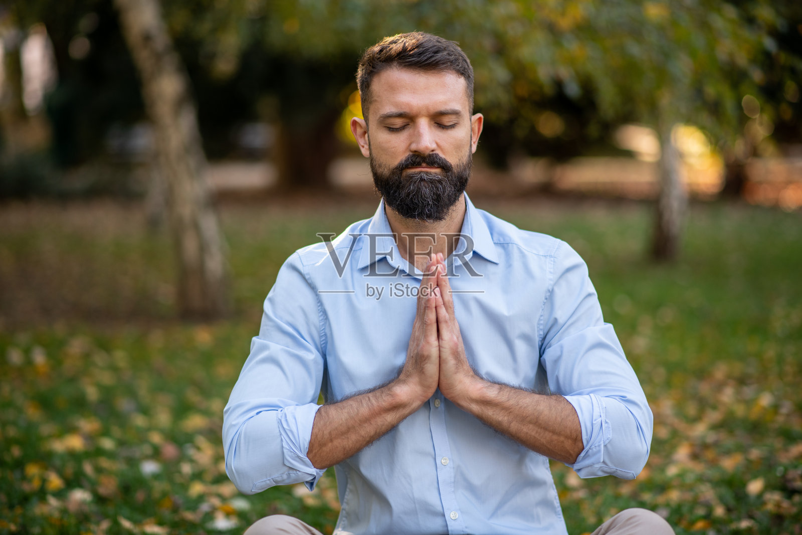 一位放松的商人正在公园里练习正念照片摄影图片