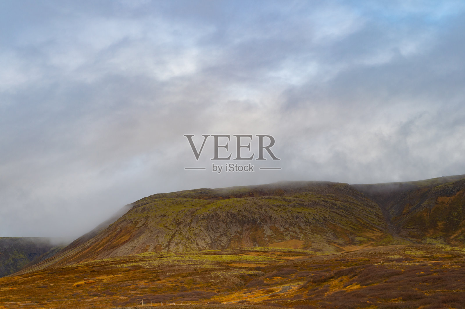 秋季山地景观，冰岛自然风光，秋季自然景象，自然风光中的秋季山景，山脊照片摄影图片