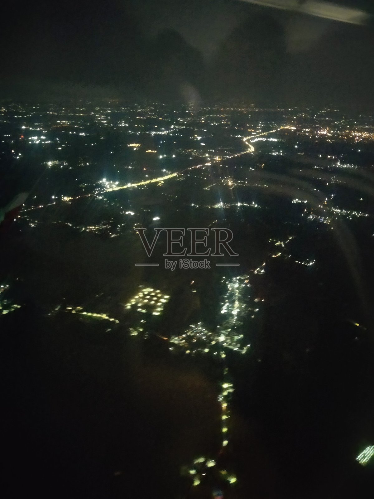 夜间城市航拍，从飞机窗户看到的景象 - 高清图库照片摄影图片