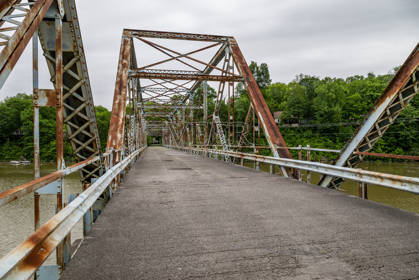 肯塔基州34号公路迪克斯河陈诺特段的废弃公路桥照片摄影图片