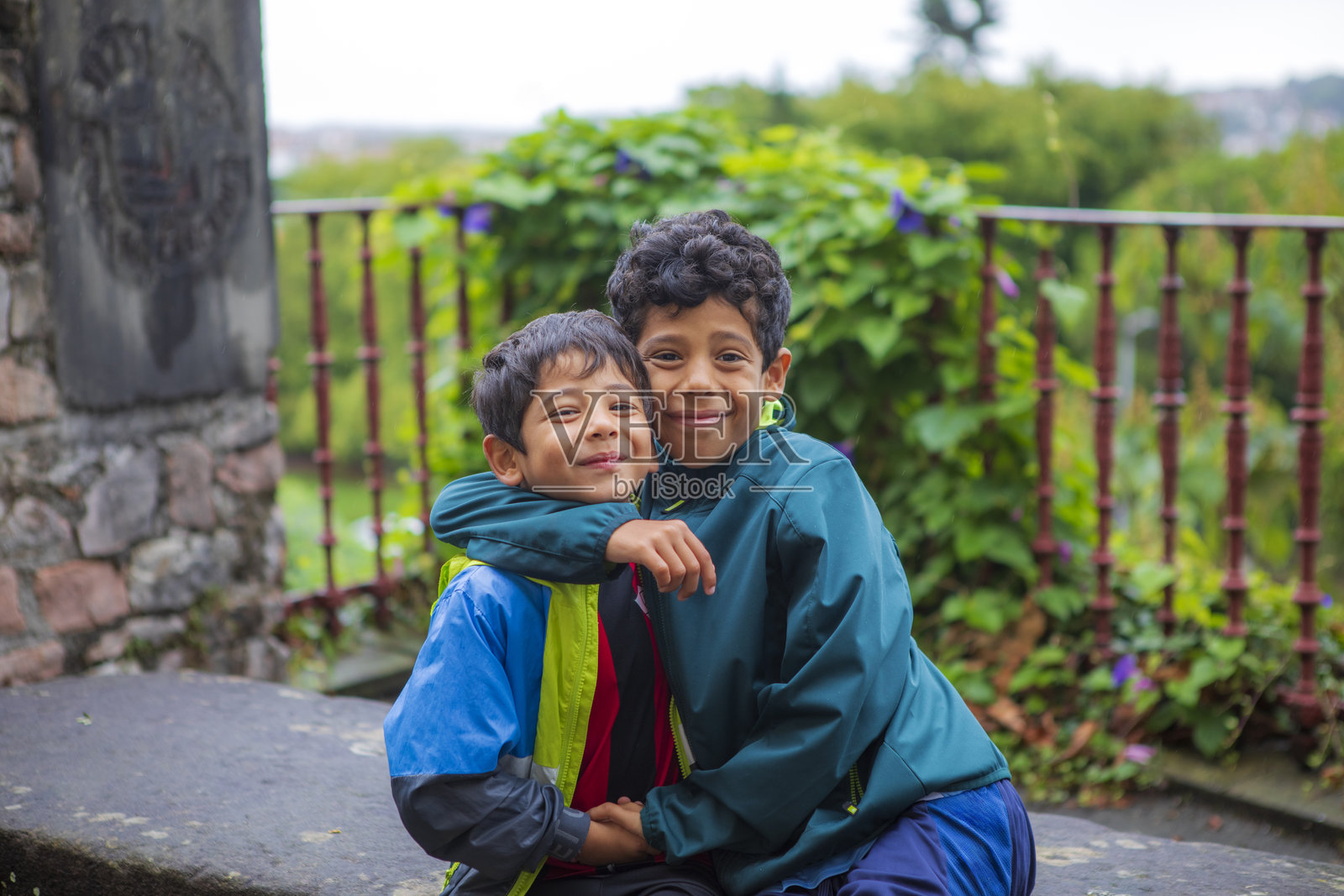 两个快乐的兄弟在户外拥抱照片摄影图片