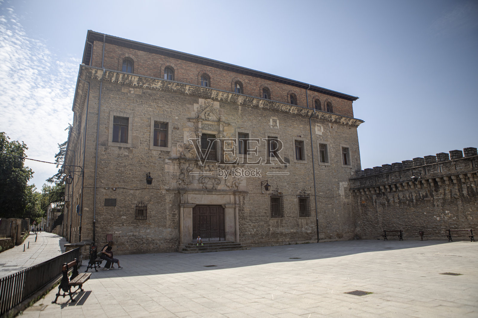 阳光广场上一座历史悠久的石头宫殿，拥有华丽的外观和城堡墙照片摄影图片