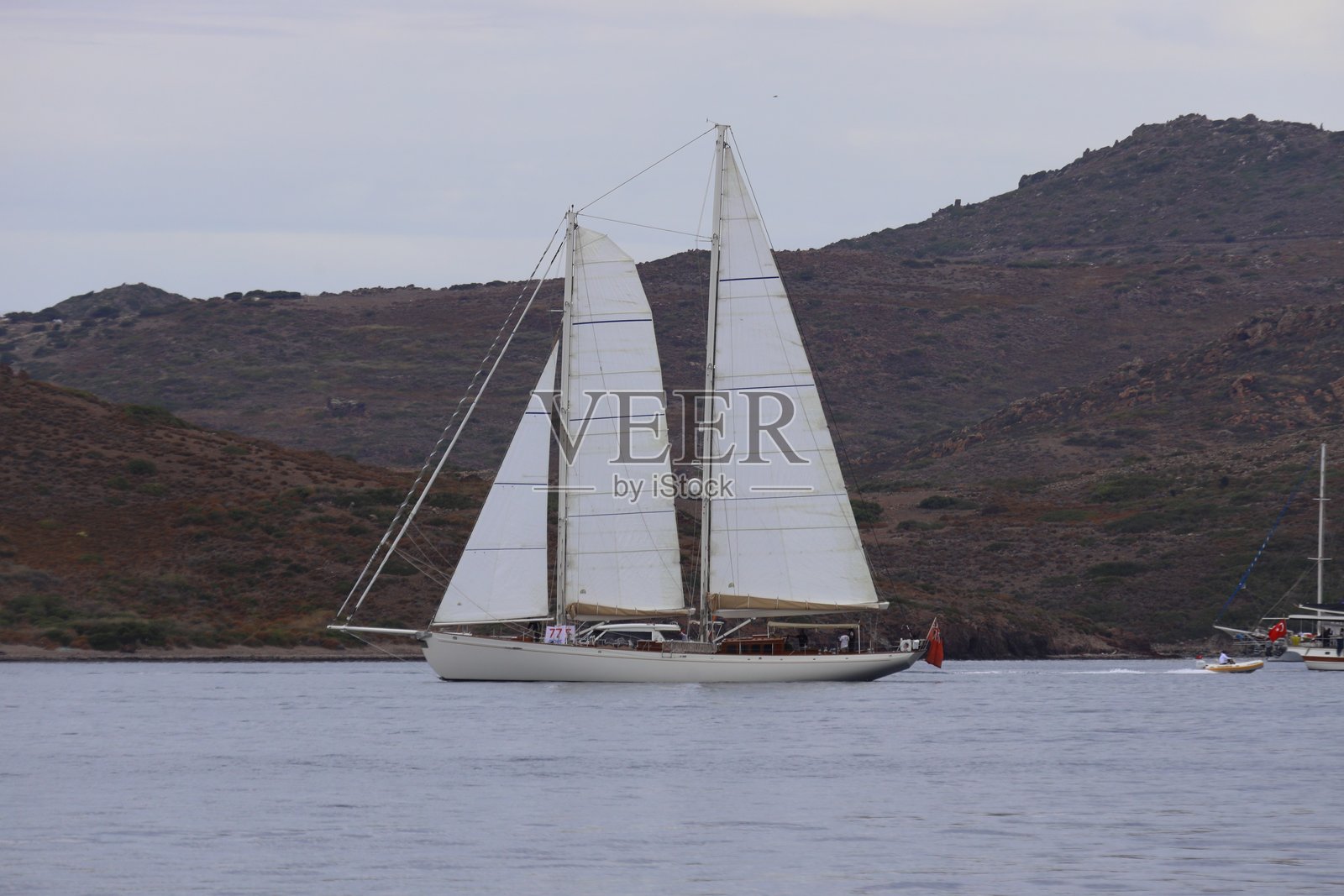 秋季，木制帆船古莱特船只在著名的度假胜地博德鲁姆巡游。照片摄影图片