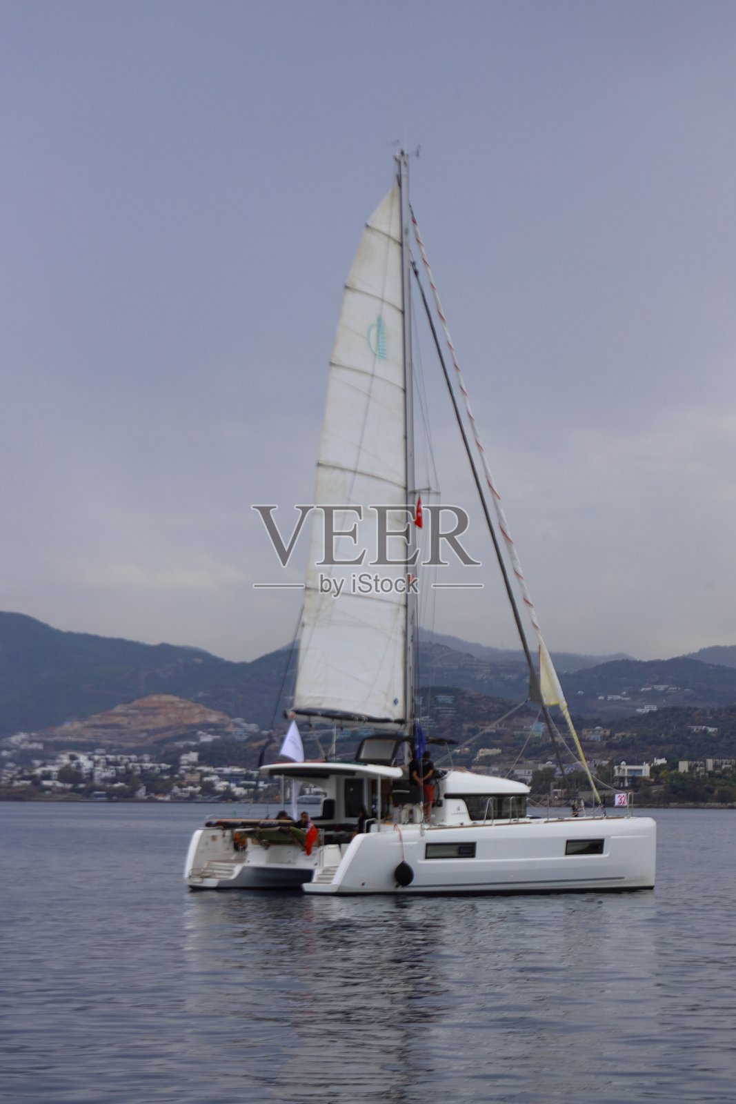 秋季，木制帆船在著名的度假胜地博德鲁姆巡游。照片摄影图片