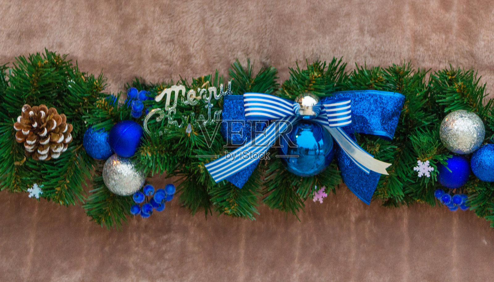 圣诞装饰，饰以挂件、彩灯、松枝、金色饰球、红色丝带和节日细节，营造出节日气氛。照片摄影图片