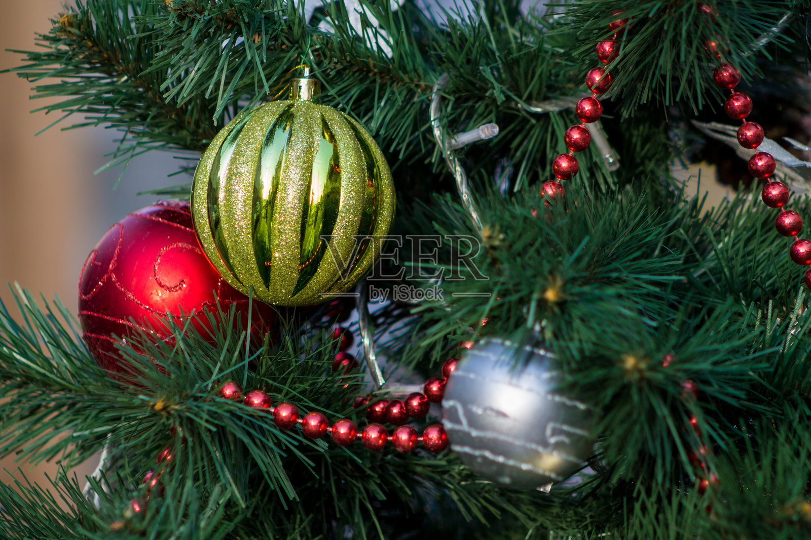圣诞装饰，带有装饰品、彩灯、冷杉枝、金色饰球、红色丝带和节日细节，营造出节日气氛照片摄影图片
