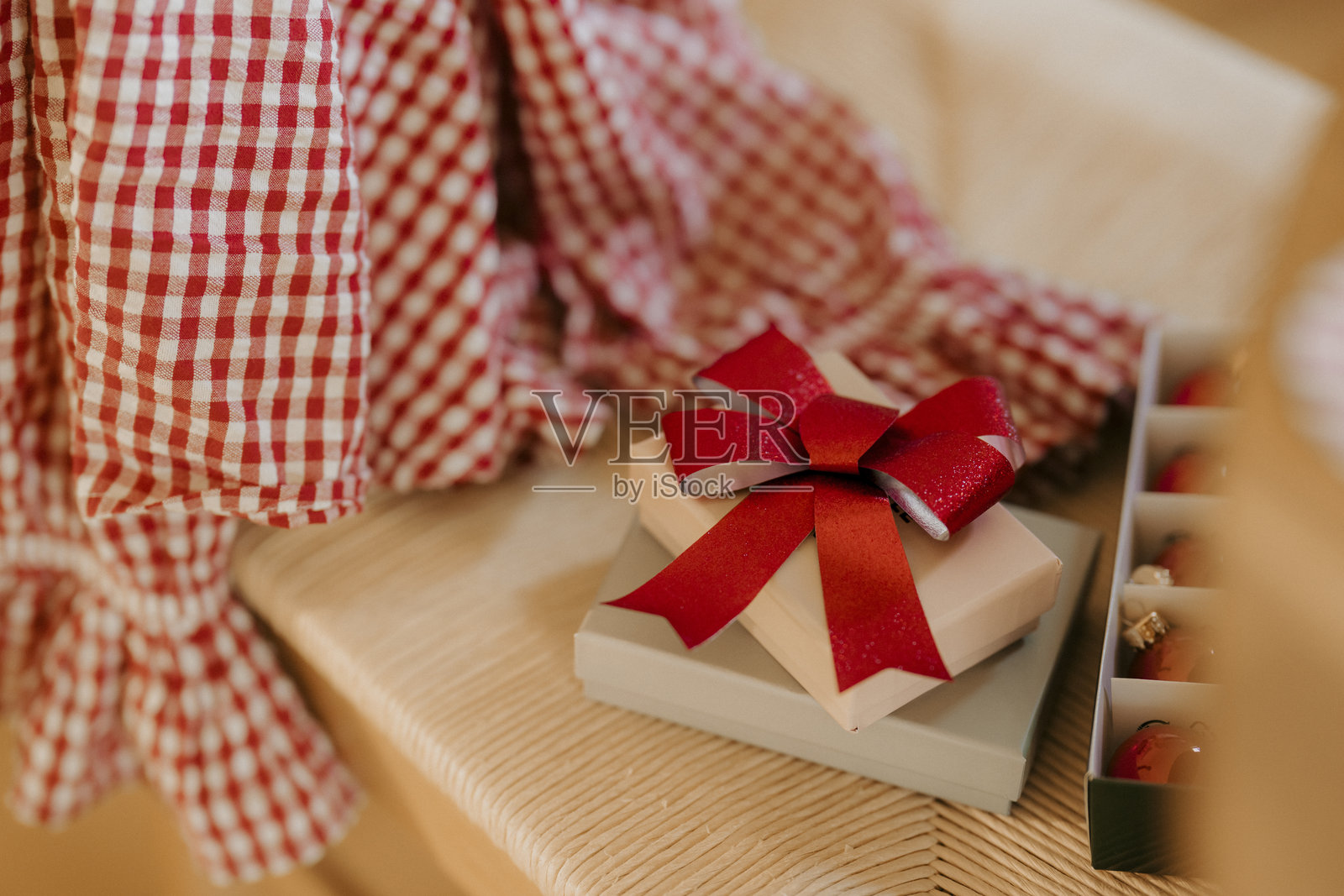 圣诞静物：格洛格热红酒和华丽的圣诞装饰照片摄影图片