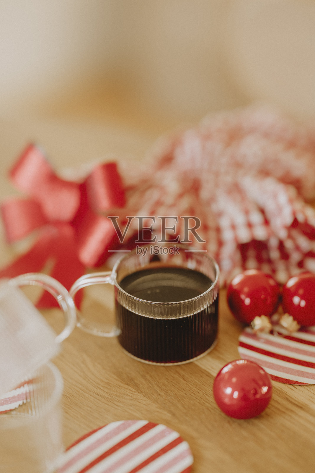 圣诞节静物：格洛格热红酒和华丽的圣诞装饰照片摄影图片