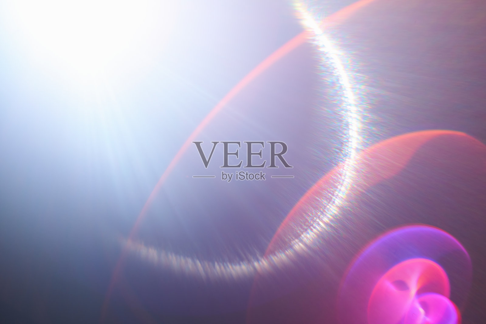 黑色背景上的真实镜头光晕，带有有机瑕疵。使用全画幅相机和明亮镜头拍摄。照片摄影图片