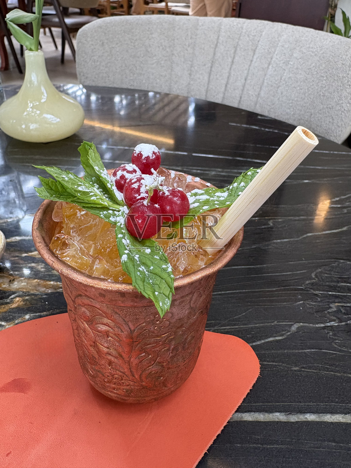 伏特加莫斯科骡子配青柠和红浆果照片摄影图片