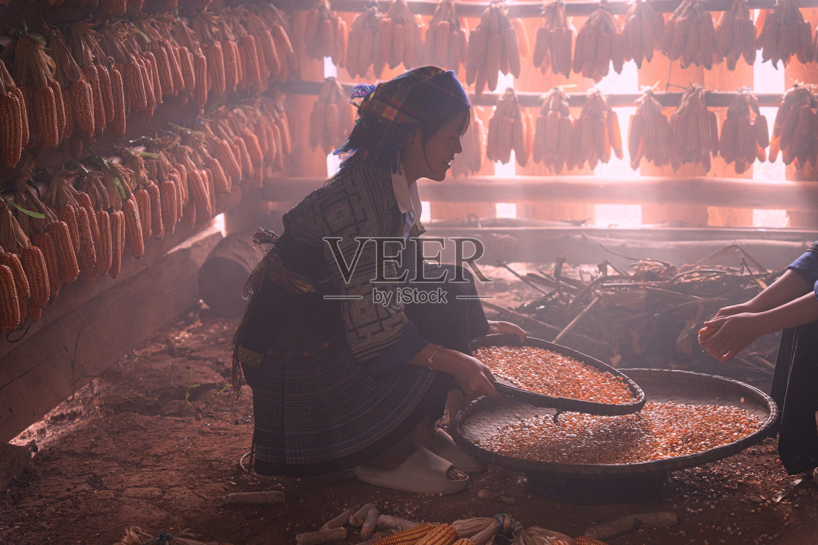 越南安沛省 mu cang chai 镇的秋日清晨，苗族人民收获玉米后，脸上洋溢着劳动成果的喜悦和满足的笑容。照片摄影图片