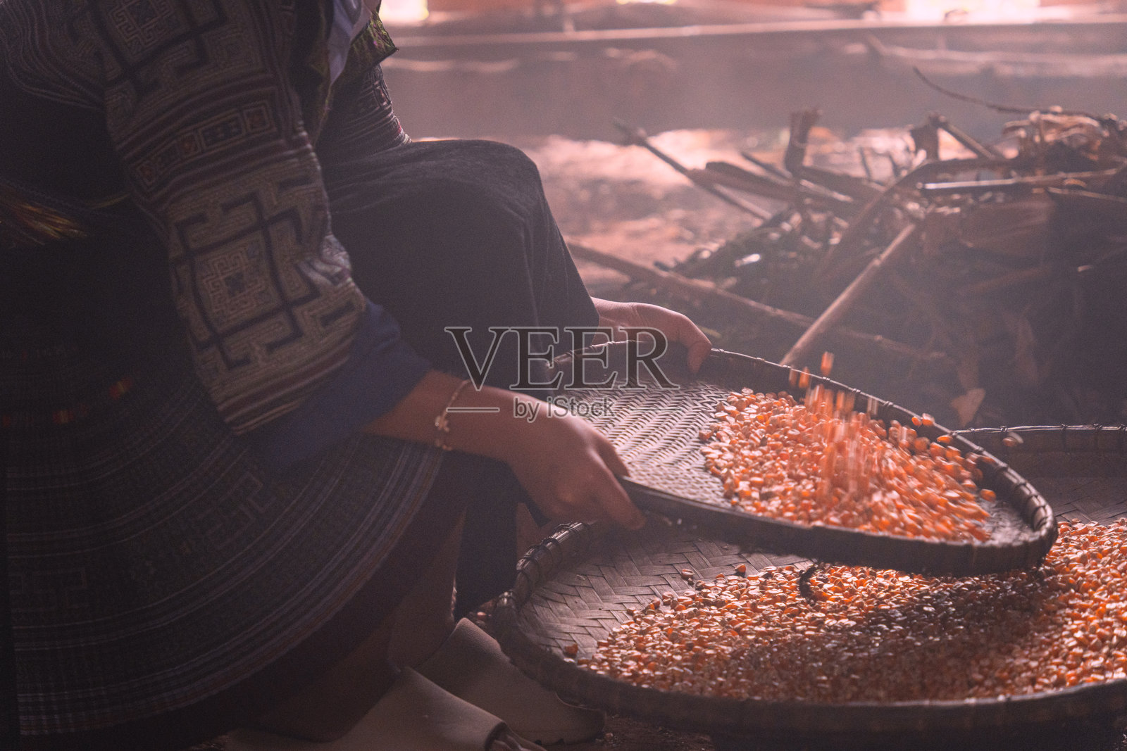 越南安沛省目江恰镇，苗族人民在秋日清晨收获玉米后，带着劳动成果开心地、满意地微笑着。照片摄影图片