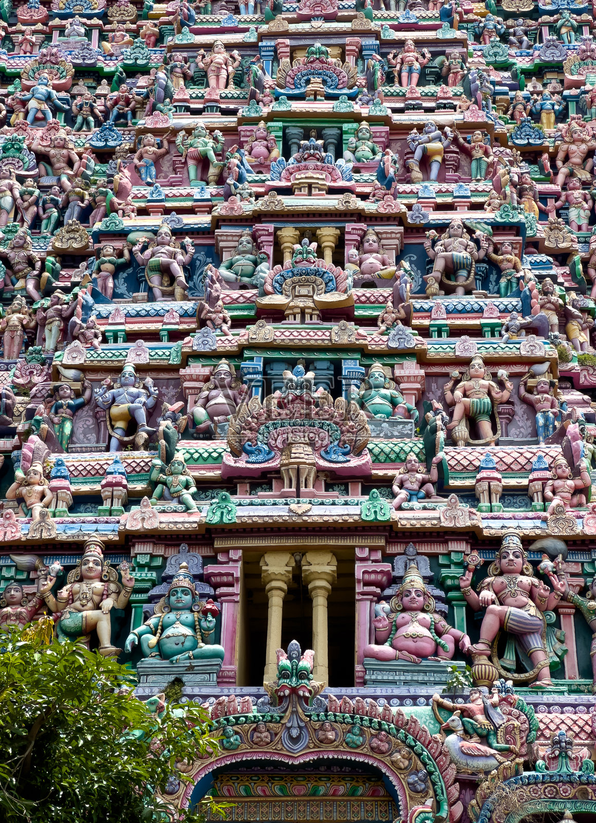 泰米尔纳德邦库姆巴科纳姆萨兰加帕尼神庙的古普拉姆（塔楼）近景庄严耸立，这是献给毗湿奴神最高的寺庙塔楼之一。照片摄影图片