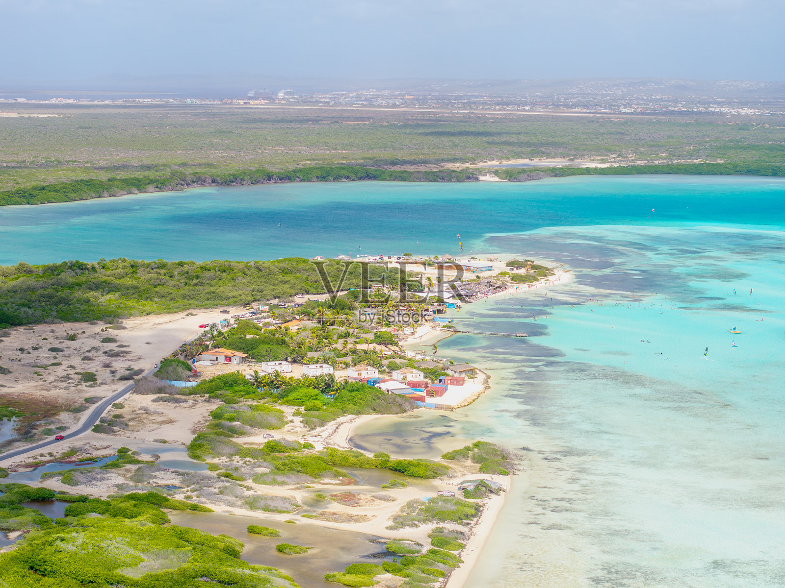 波奈尔岛索罗邦泻湖的空中视角，碧绿加勒比海岸线照片摄影图片