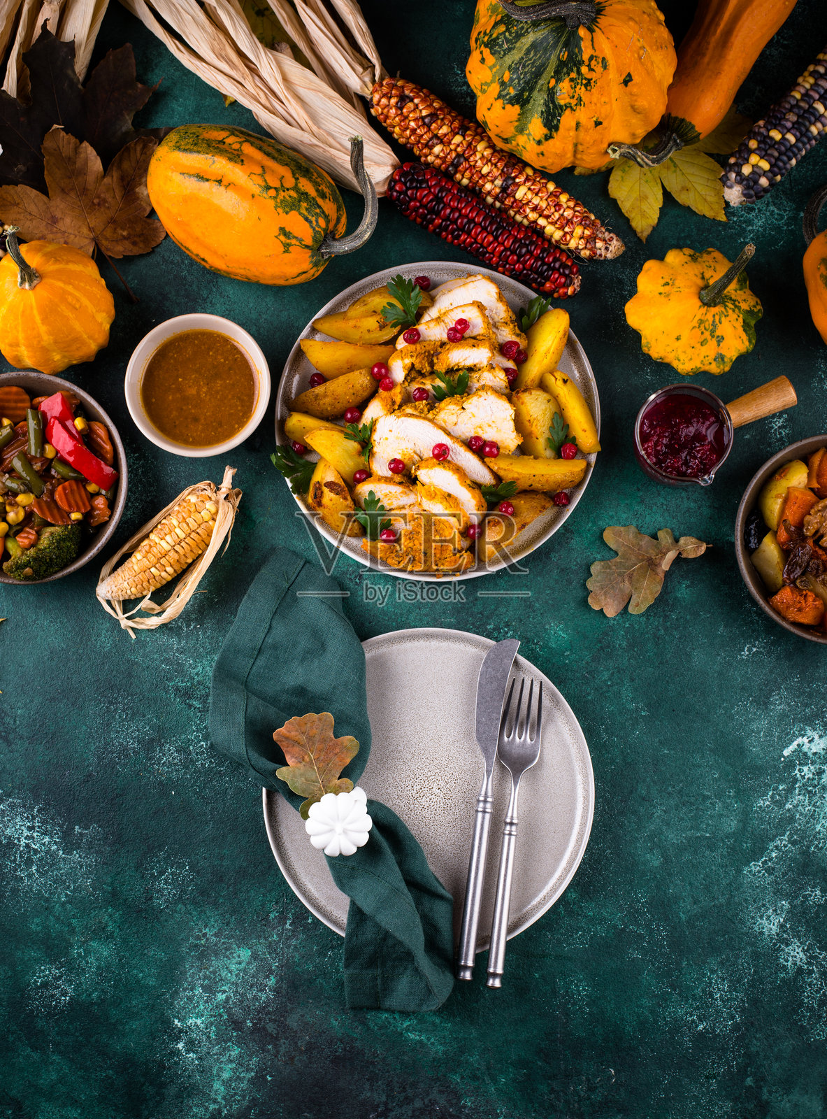 传统感恩节晚餐，有烤火鸡照片摄影图片