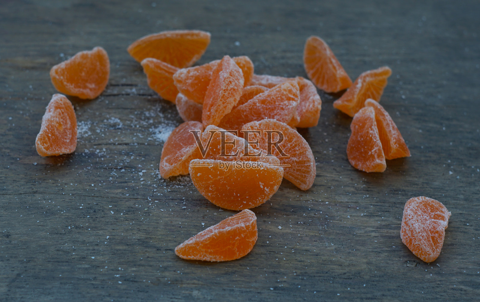 木板上的干橘子核照片摄影图片