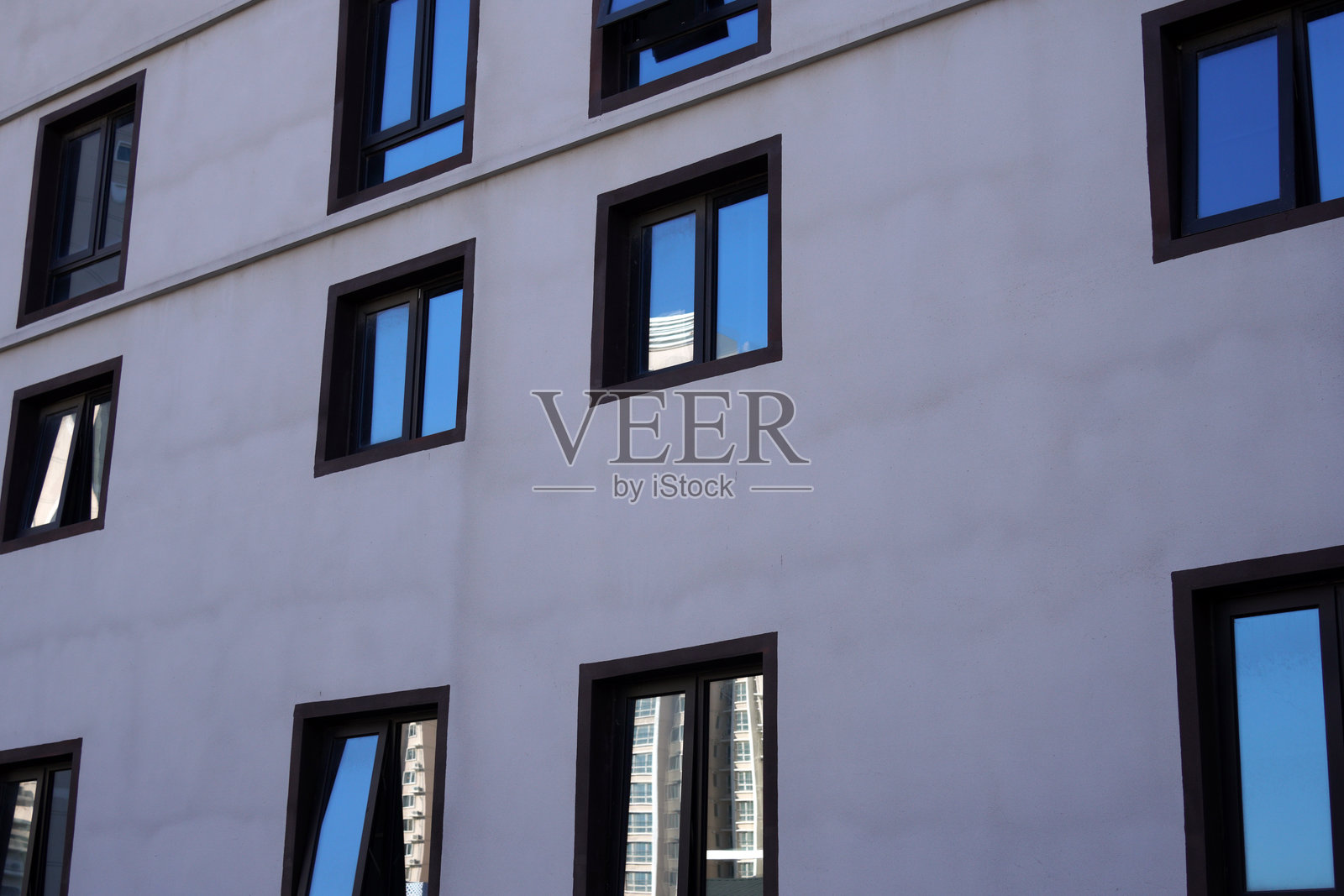 现代建筑外观，设有多个矩形窗户照片摄影图片