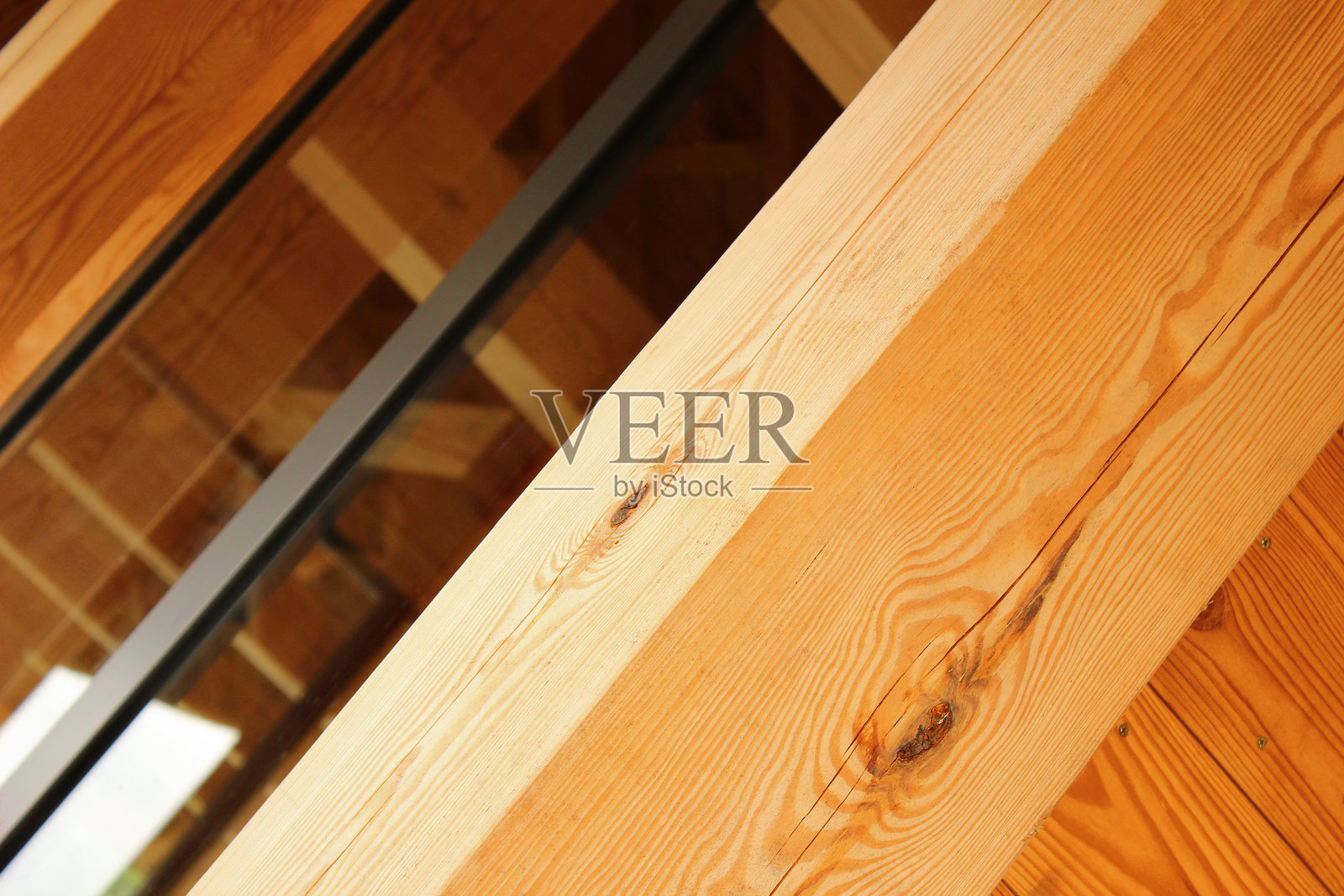 斯堪的纳维亚风格木制建筑，黑色窗框和厚重的木材元素照片摄影图片