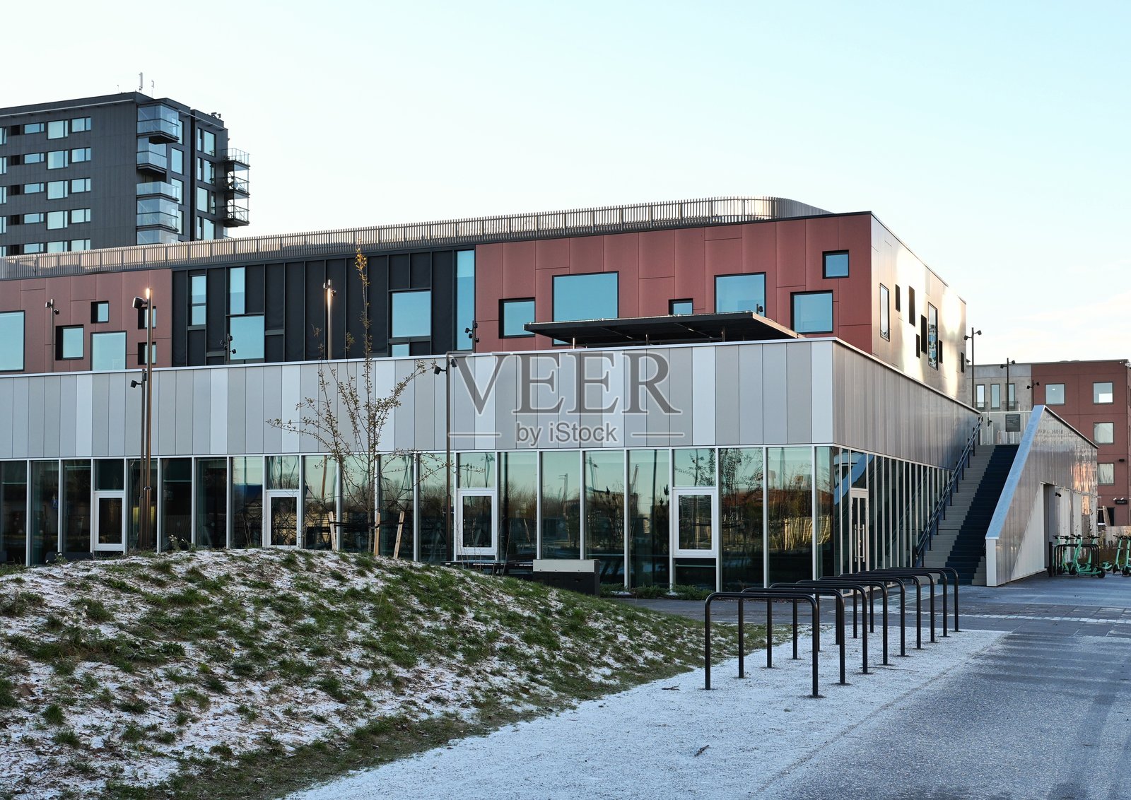 现代办公楼与社区中心照片摄影图片