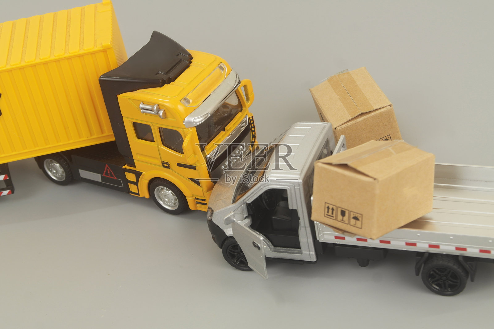 集装箱货轮撞击卡车，背景为灰色。照片摄影图片