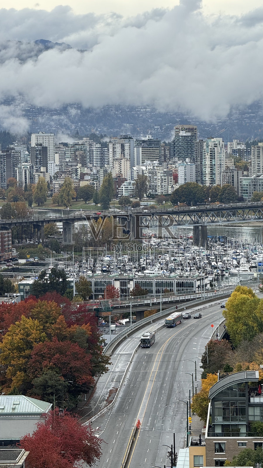 加拿大不列颠哥伦比亚省，温哥华市中心天际线，包含伯拉德湾大桥和格兰维尔大桥照片摄影图片